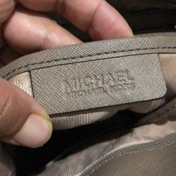 Authentic mikel kors bag with authenticity code written on buttons - Picture 4 of 9